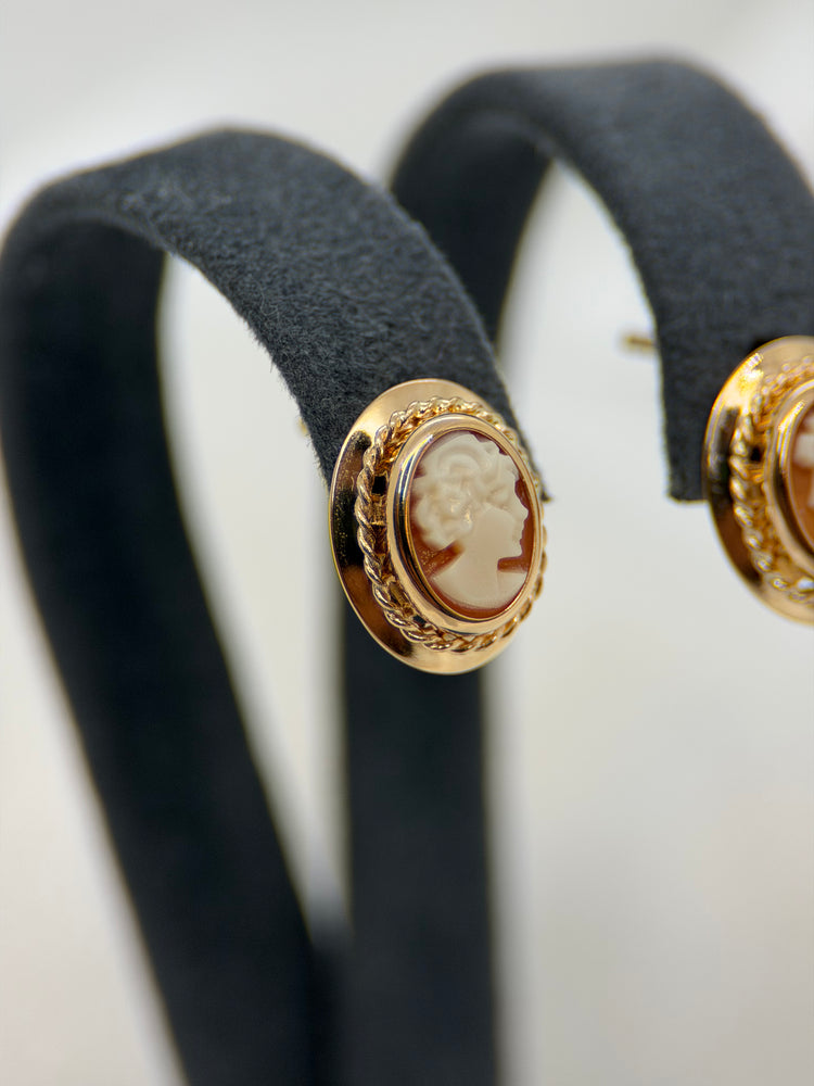 18K Snäck-camé örhängen – 1.5g, 1 cm