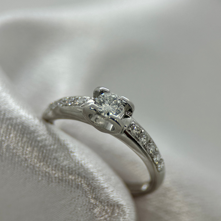 14K Diamantring med Briljantslipade Diamanter 0.65 ct