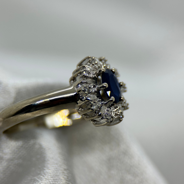 18K Klusterring med 0.35 ct Safir och Diamanter