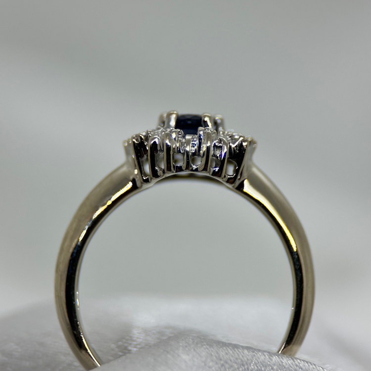 18K Klusterring med 0.35 ct Safir och Diamanter