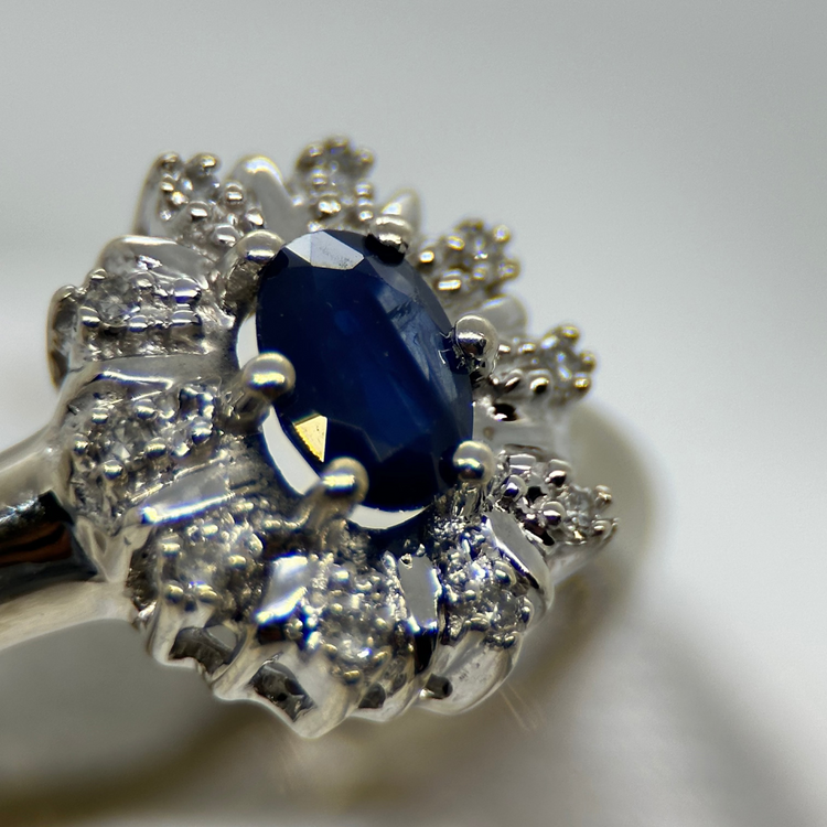 18K Klusterring med 0.35 ct Safir och Diamanter