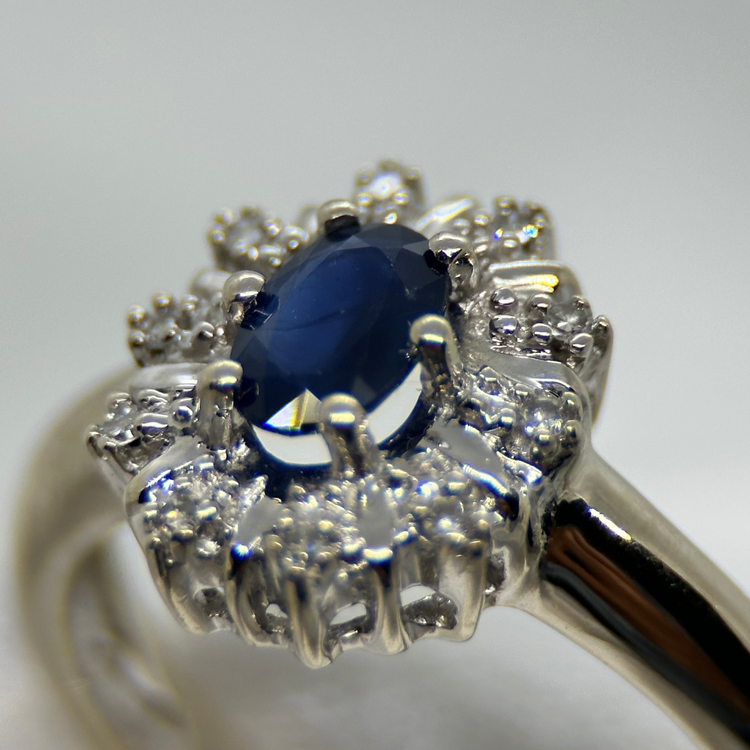 18K Klusterring med 0.35 ct Safir och Diamanter