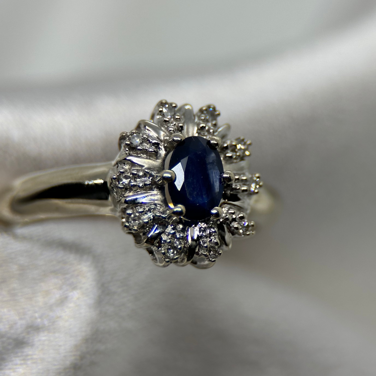 18K Klusterring med 0.35 ct Safir och Diamanter