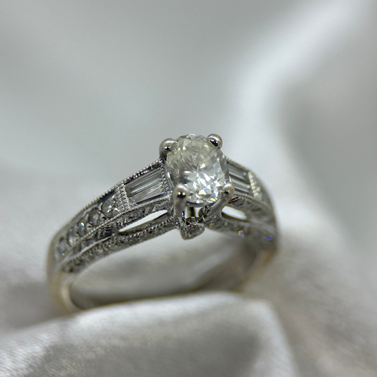 18K Ring med Oval Diamant och Trapetsdiamanter