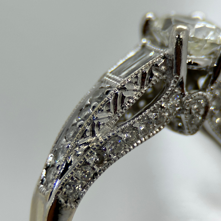 18K Ring med Oval Diamant och Trapetsdiamanter