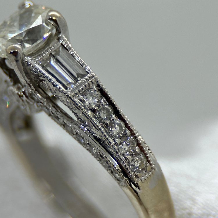 18K Ring med Oval Diamant och Trapetsdiamanter