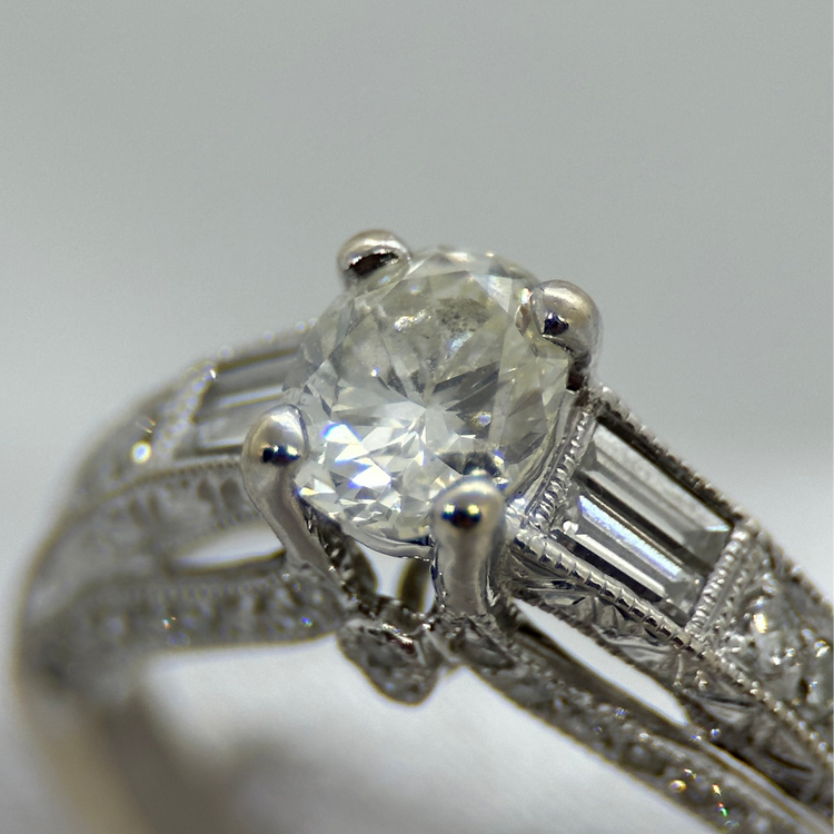 18K Ring med Oval Diamant och Trapetsdiamanter