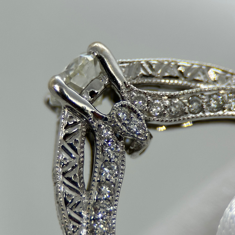 18K Ring med Oval Diamant och Trapetsdiamanter