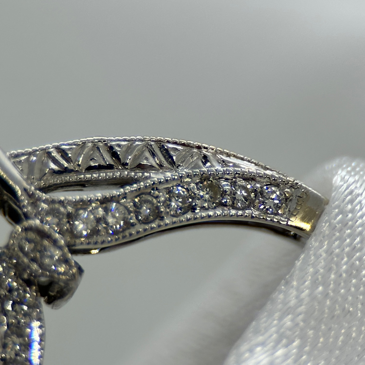 18K Ring med Oval Diamant och Trapetsdiamanter