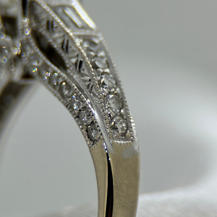 18K Ring med Oval Diamant och Trapetsdiamanter