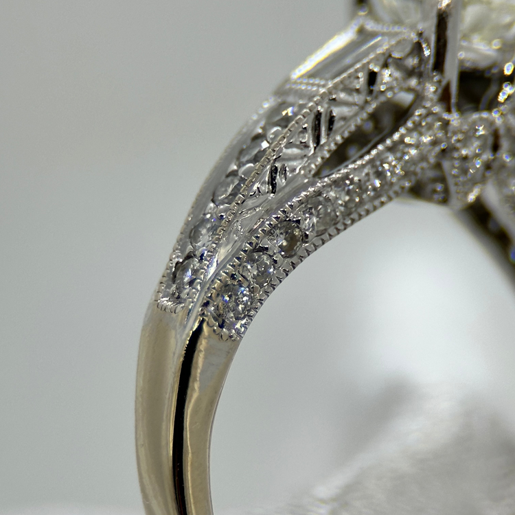 18K Ring med Oval Diamant och Trapetsdiamanter