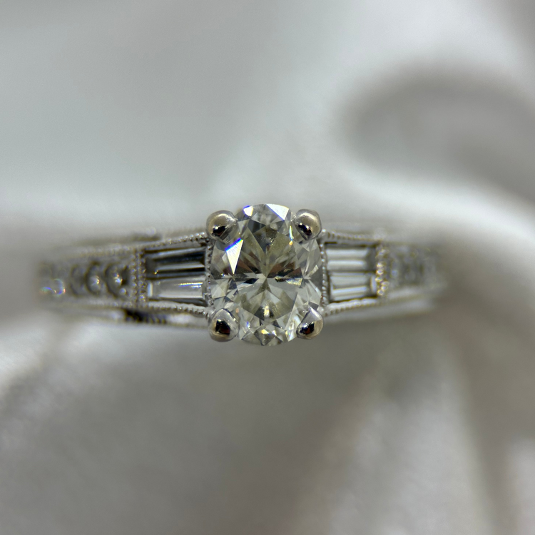 18K Ring med Oval Diamant och Trapetsdiamanter