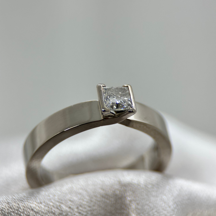 18K Rak-form Ring med Princesslipad Diamant 0.40 ct