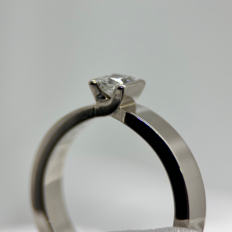 18K Rak-form Ring med Princesslipad Diamant 0.40 ct