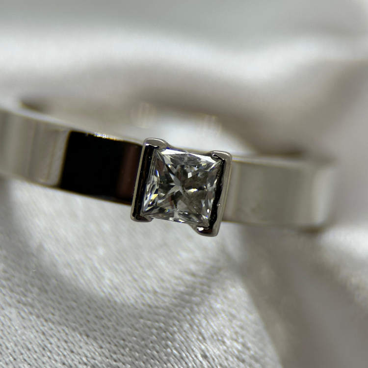 18K Rak-form Ring med Princesslipad Diamant 0.40 ct