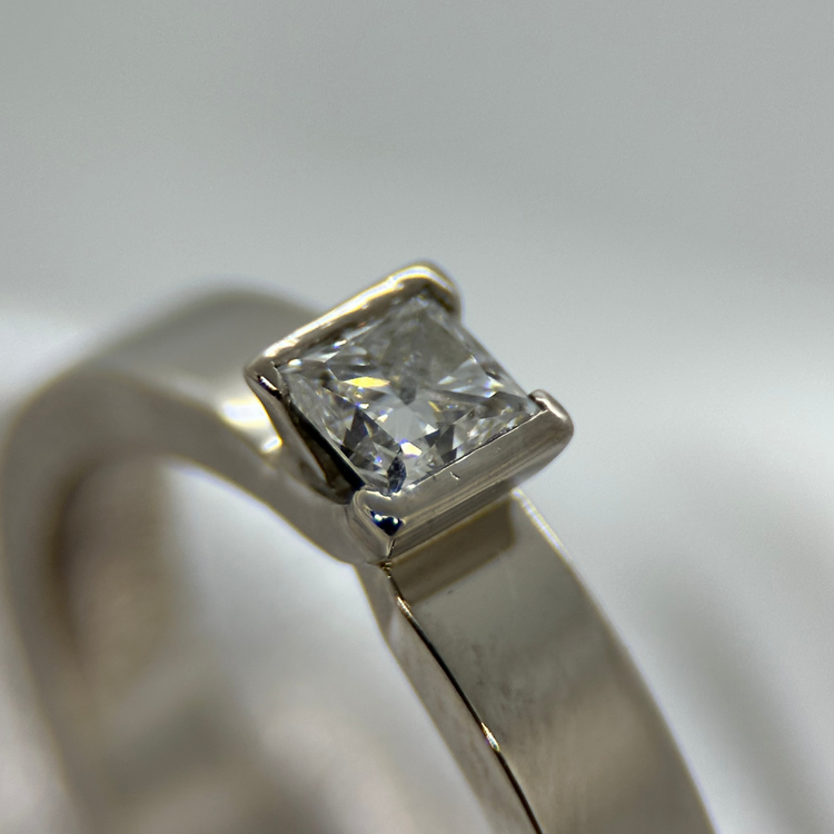 18K Rak-form Ring med Princesslipad Diamant 0.40 ct