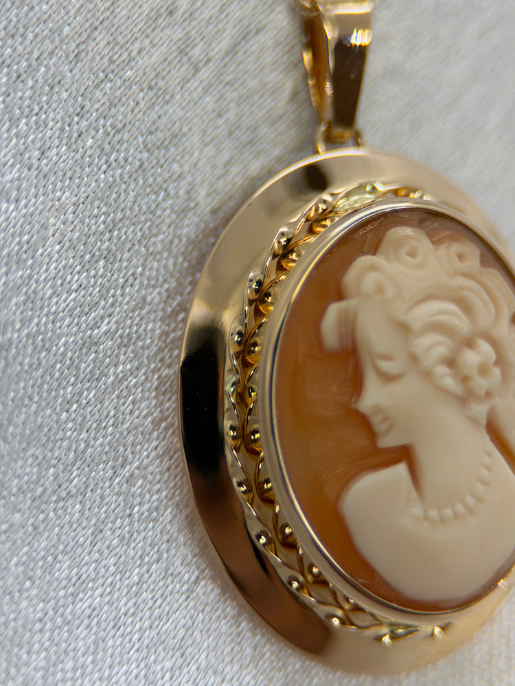18K Brosch/Hänge med Snäckcamé – 3.6g, 3.2 cm