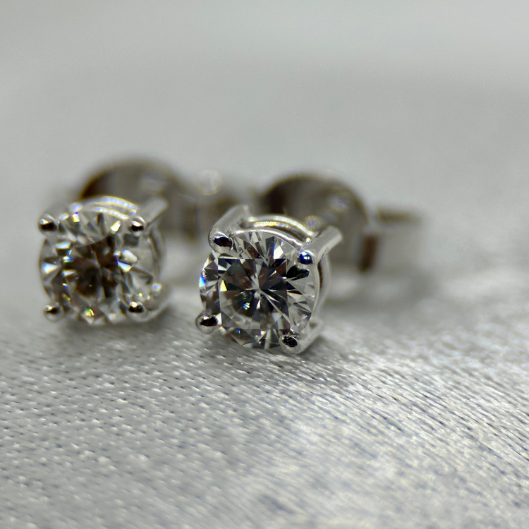 18K Örhängen med Briljantslipade Diamanter 0.50 ct