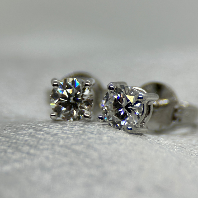 18K Örhängen med Briljantslipade Diamanter 0.50 ct