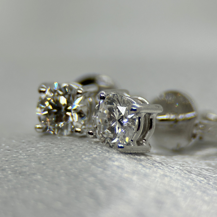 18K Örhängen med Briljantslipade Diamanter 0.50 ct