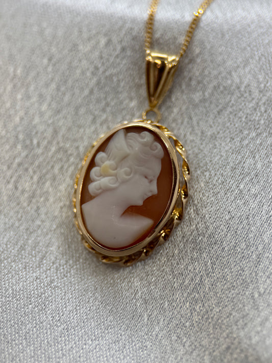 18K Gold Pendant with Shell Cameo – 3.5g, 3.2 cm