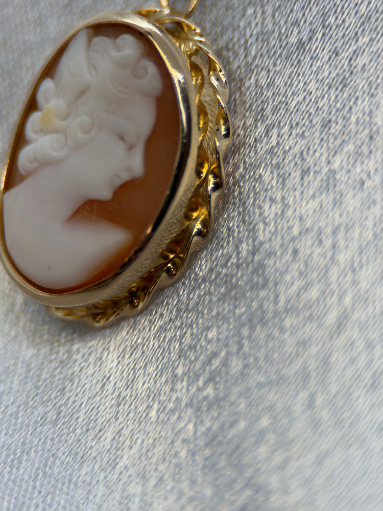 18K Guldhänge med snäck-camé – 3.5g, 3.2 cm