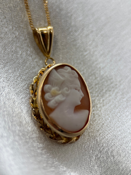 18K Gold Pendant with Shell Cameo – 3.5g, 3.2 cm