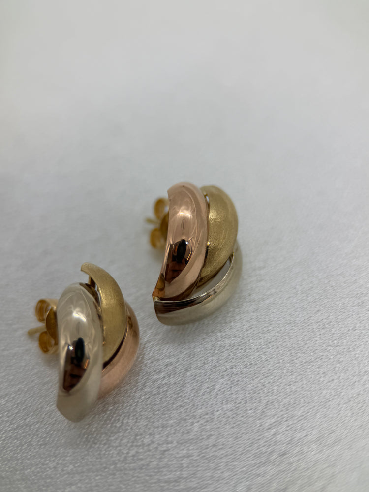 18K Trefärgade guldörhängen – Scroll-design, 2.1g