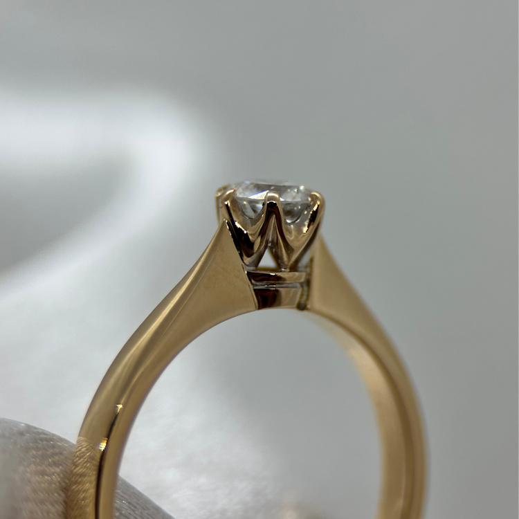 18K Enstensring med Briljantslipad Diamant 0.52 ct