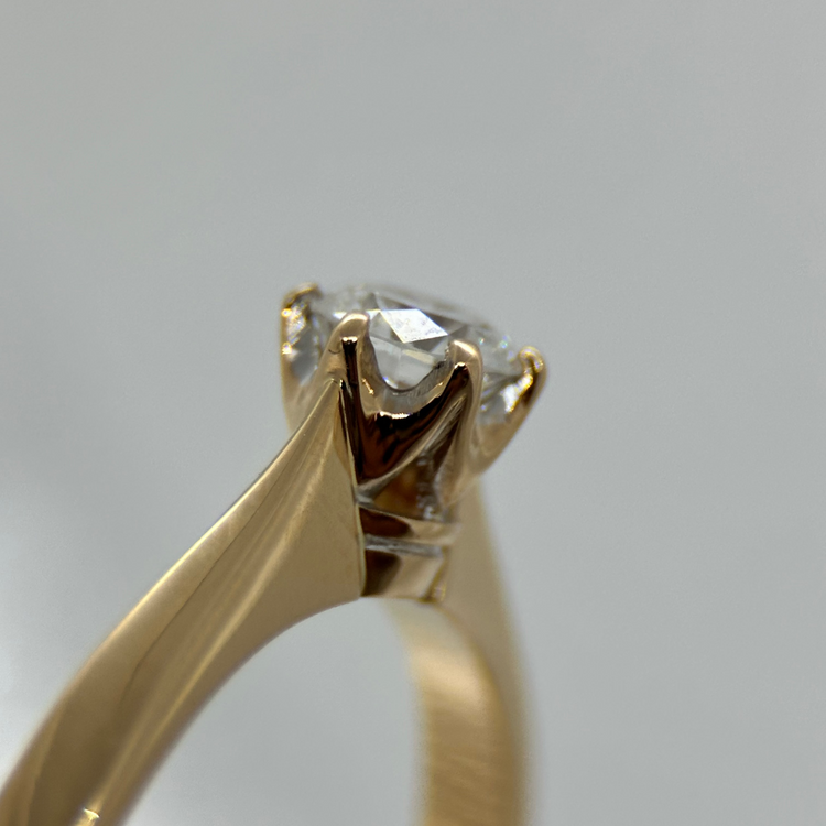 18K Enstensring med Briljantslipad Diamant 0.52 ct