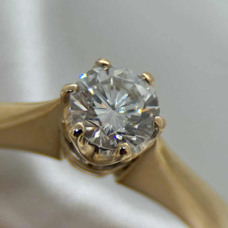 18K Enstensring med Briljantslipad Diamant 0.52 ct