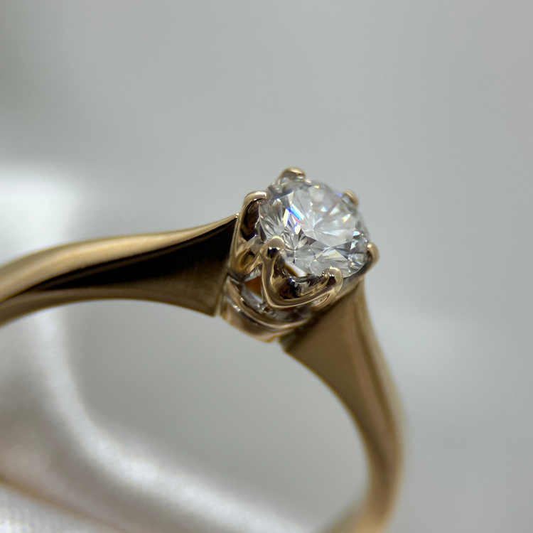 18K Enstensring med Briljantslipad Diamant 0.52 ct