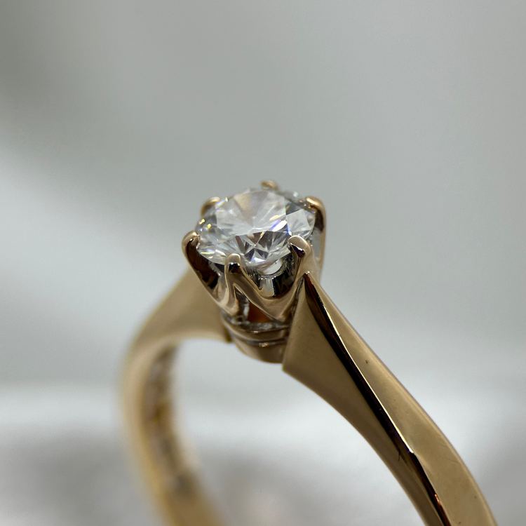 18K Enstensring med Briljantslipad Diamant 0.52 ct