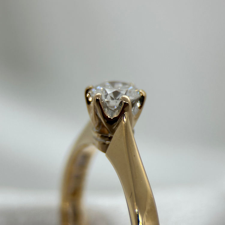 18K Enstensring med Briljantslipad Diamant 0.52 ct