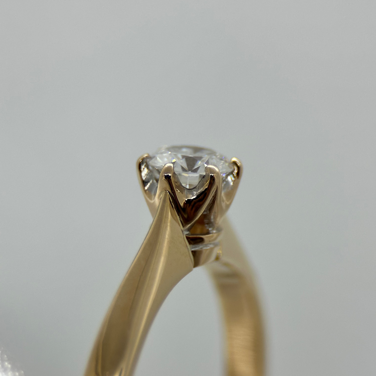 18K Enstensring med Briljantslipad Diamant 0.52 ct