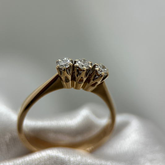 18K Trestensring med Briljantslipad Diamanter 0.25 ct