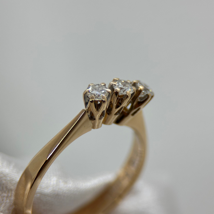 18K Trestensring med Briljantslipad Diamanter 0.25 ct