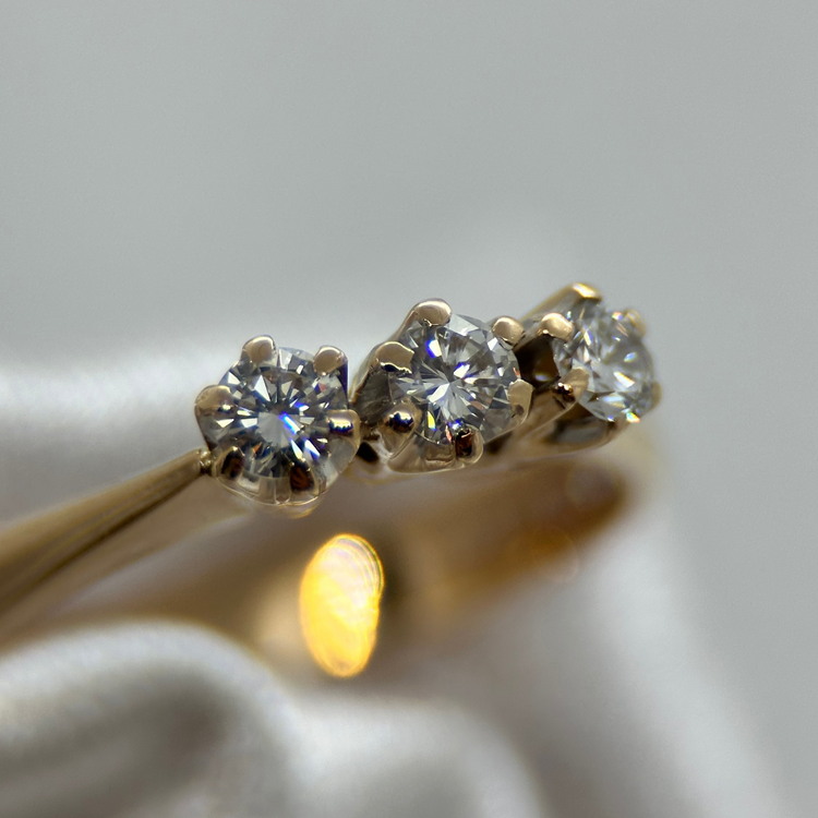 18K Trestensring med Briljantslipad Diamanter 0.25 ct