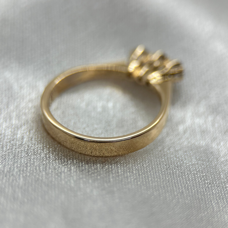 18K Trestensring med Briljantslipad Diamanter 0.25 ct