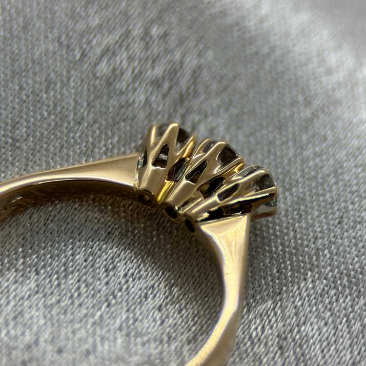 18K Trestensring med Briljantslipad Diamanter 0.25 ct