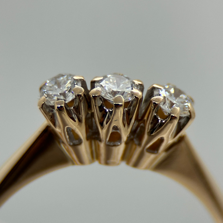 18K Trestensring med Briljantslipad Diamanter 0.25 ct