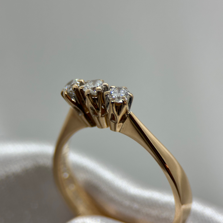 18K Trestensring med Briljantslipad Diamanter 0.25 ct