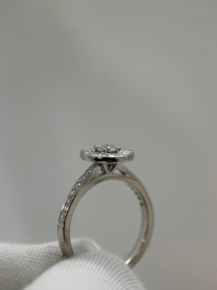 18K Diamantring – 0.25 ct centralt + kransinfattning, Storlek 50