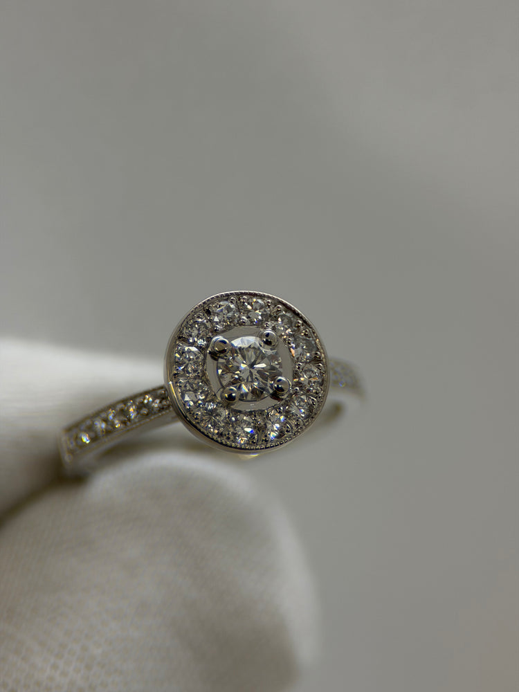 18K Diamantring – 0.25 ct centralt + kransinfattning, Storlek 50
