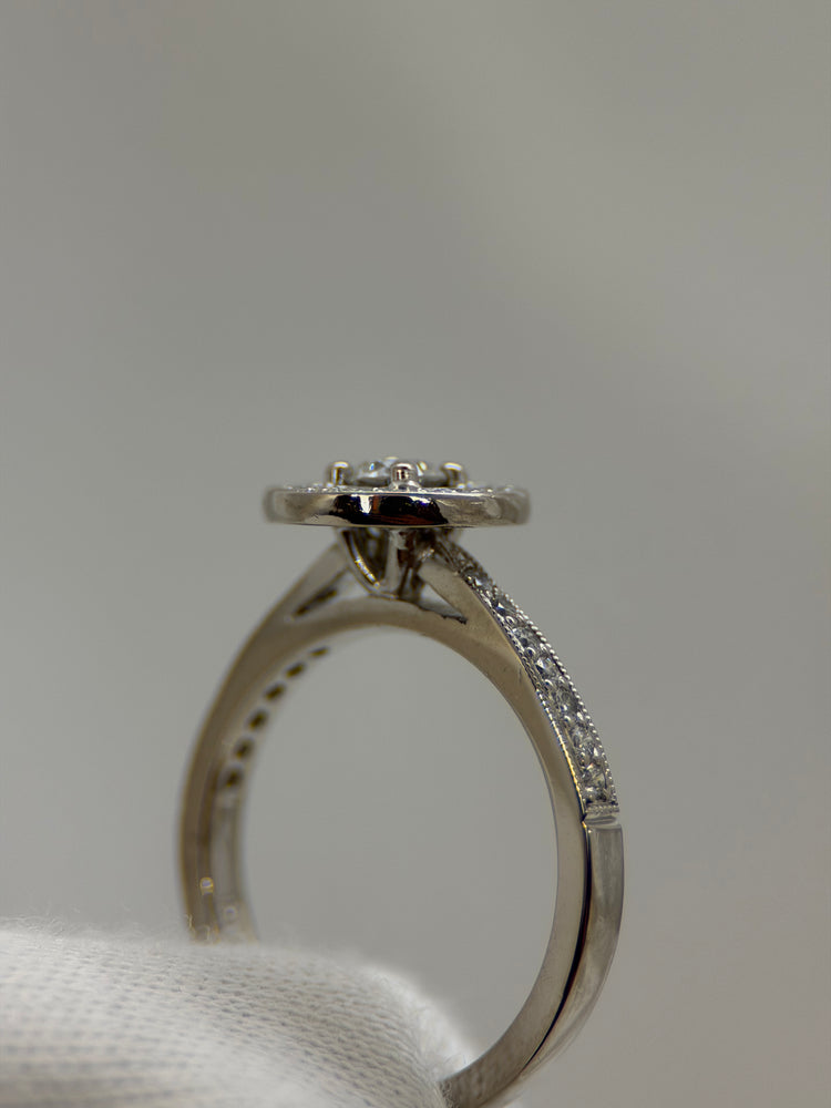 18K Diamantring – 0.25 ct centralt + kransinfattning, Storlek 50