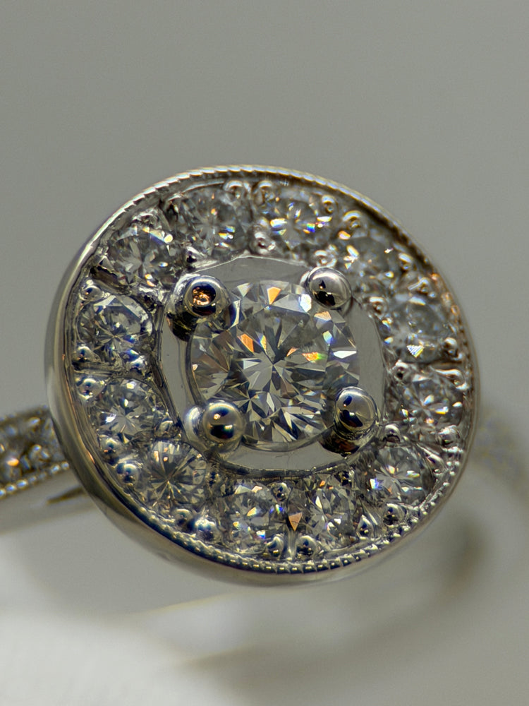 18K Diamantring – 0.25 ct centralt + kransinfattning, Storlek 50
