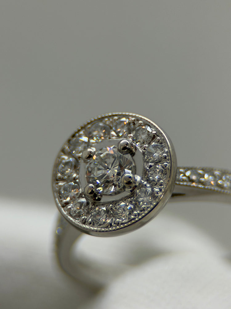 18K Diamantring – 0.25 ct centralt + kransinfattning, Storlek 50