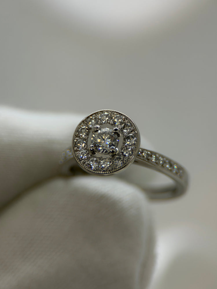 18K Diamantring – 0.25 ct centralt + kransinfattning, Storlek 50