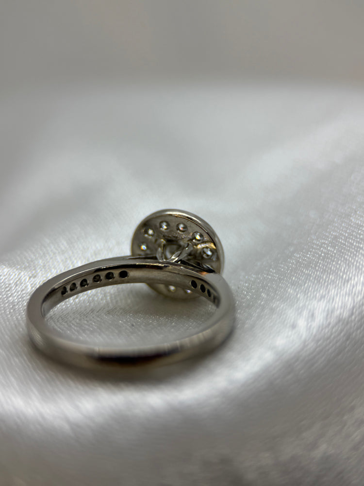 18K Diamantring – 0.25 ct centralt + kransinfattning, Storlek 50