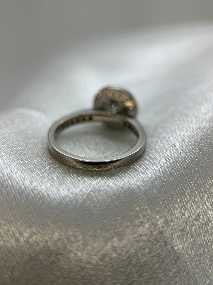 18K Diamantring – 0.25 ct centralt + kransinfattning, Storlek 50